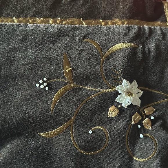 Golden Holidays 70 in.square tablecloth seats 4 to 6 - Picture 3 of 4